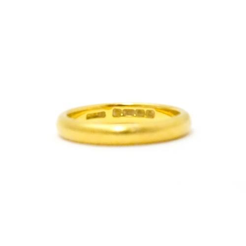 623 - A 22ct gold ring. Ring size approx. M