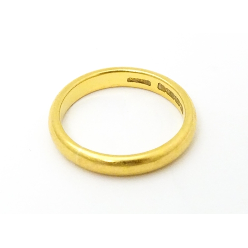 623 - A 22ct gold ring. Ring size approx. M