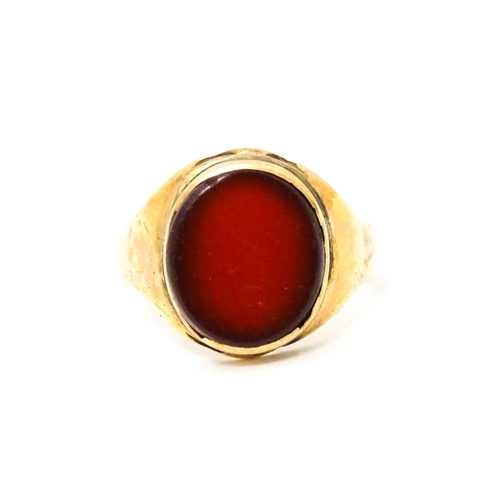 624 - A 9ct gold signet ring set with central carnelian. Ring size approx. I 1/2