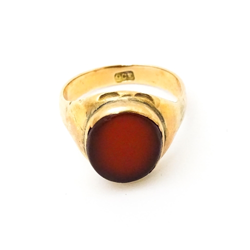 624 - A 9ct gold signet ring set with central carnelian. Ring size approx. I 1/2