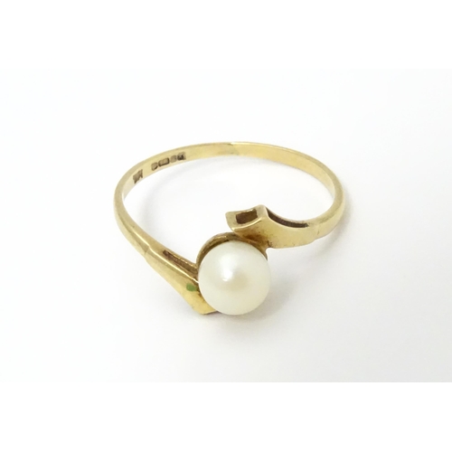 633 - A 9ct gold ring set with single pearl. Rings size approx. S 1/2