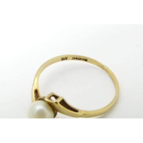 633 - A 9ct gold ring set with single pearl. Rings size approx. S 1/2