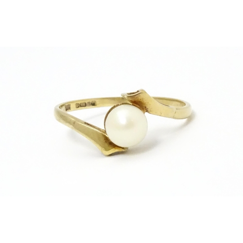 633 - A 9ct gold ring set with single pearl. Rings size approx. S 1/2