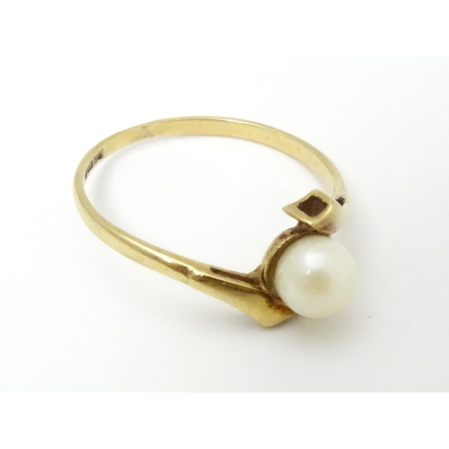 633 - A 9ct gold ring set with single pearl. Rings size approx. S 1/2