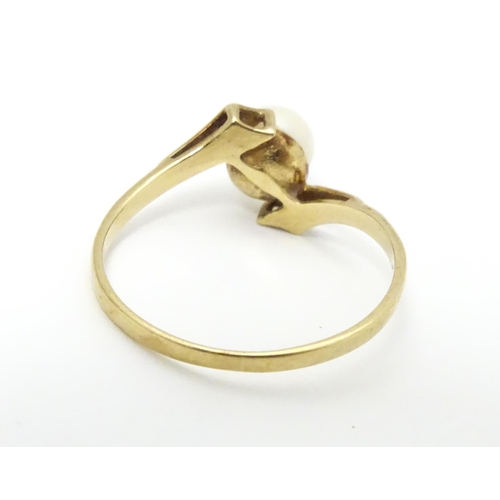 633 - A 9ct gold ring set with single pearl. Rings size approx. S 1/2