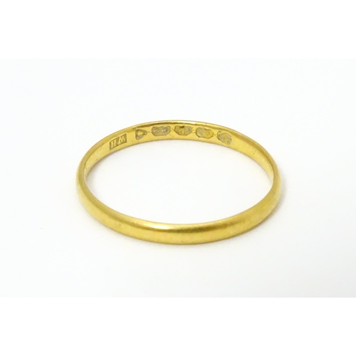 635 - A Victorian 22ct gold ring. Ring size approx. O