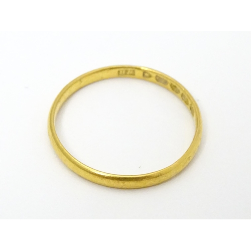 635 - A Victorian 22ct gold ring. Ring size approx. O