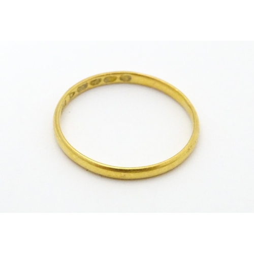 635 - A Victorian 22ct gold ring. Ring size approx. O