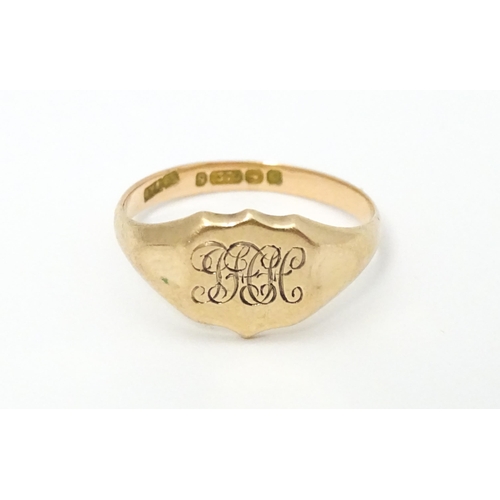 641 - A 9ct gold signet ring. Ring size approx. N