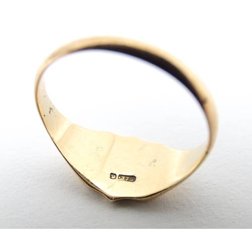 641 - A 9ct gold signet ring. Ring size approx. N