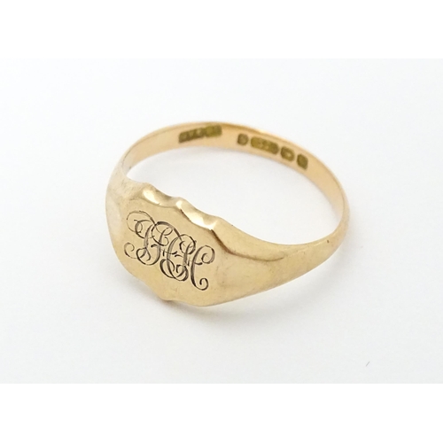 641 - A 9ct gold signet ring. Ring size approx. N