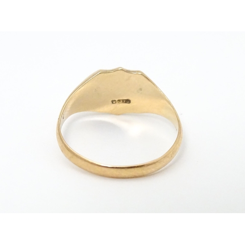 641 - A 9ct gold signet ring. Ring size approx. N