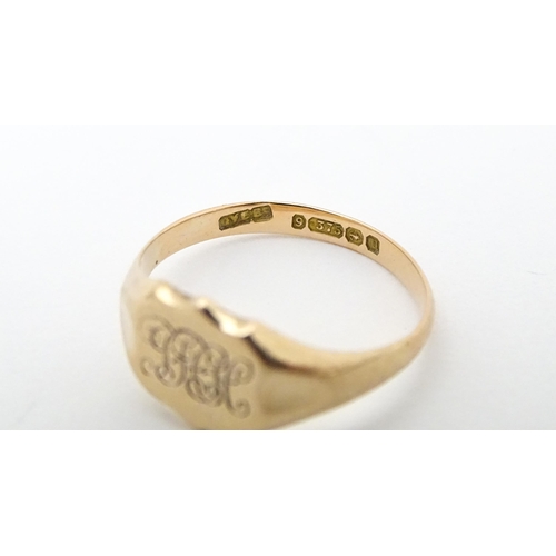 641 - A 9ct gold signet ring. Ring size approx. N