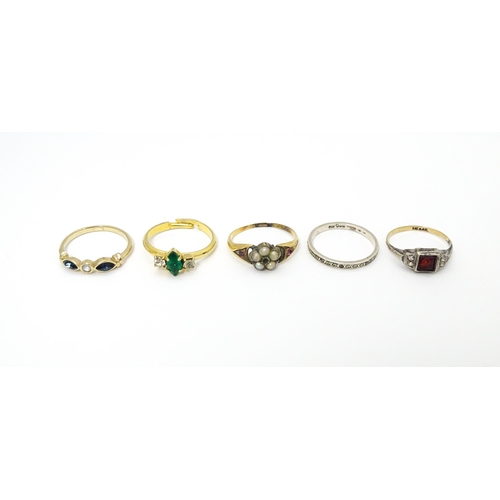 651 - Five assorted rings to include to include a silver and gold example (5)