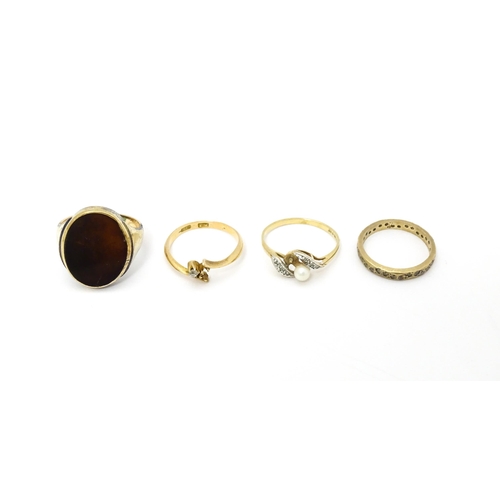 652 - Four assorted rings comprising three 9ct gold examples and a 18ct gold ring (4)