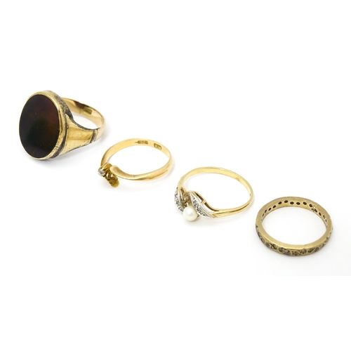 652 - Four assorted rings comprising three 9ct gold examples and a 18ct gold ring (4)