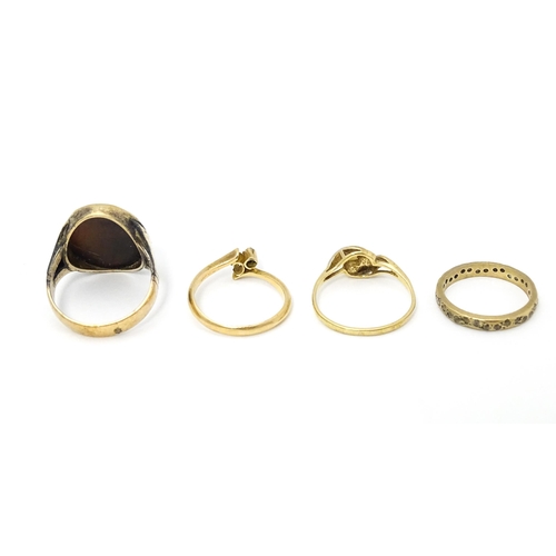 652 - Four assorted rings comprising three 9ct gold examples and a 18ct gold ring (4)