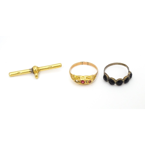 653 - Three assorted items to include an 18ct gold T-bar fob, a 9ct gold ring, etc. (3)