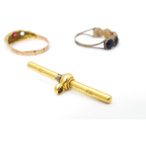 653 - Three assorted items to include an 18ct gold T-bar fob, a 9ct gold ring, etc. (3)