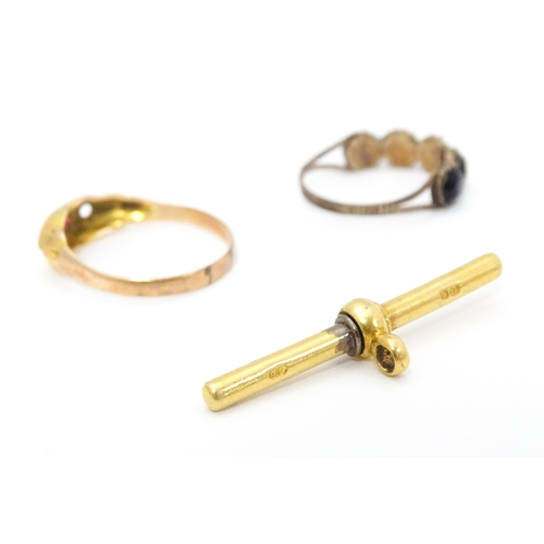 653 - Three assorted items to include an 18ct gold T-bar fob, a 9ct gold ring, etc. (3)