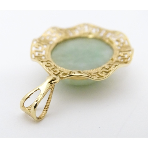 662 - A 9ct gold pendant set with jade coloured cabochon. Approx. 1 1/2