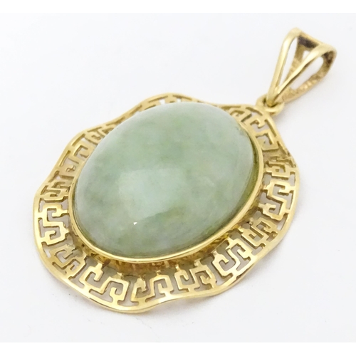 662 - A 9ct gold pendant set with jade coloured cabochon. Approx. 1 1/2