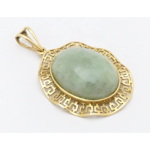 662 - A 9ct gold pendant set with jade coloured cabochon. Approx. 1 1/2