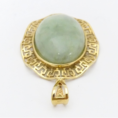 662 - A 9ct gold pendant set with jade coloured cabochon. Approx. 1 1/2