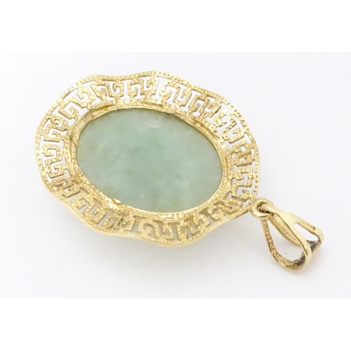 662 - A 9ct gold pendant set with jade coloured cabochon. Approx. 1 1/2