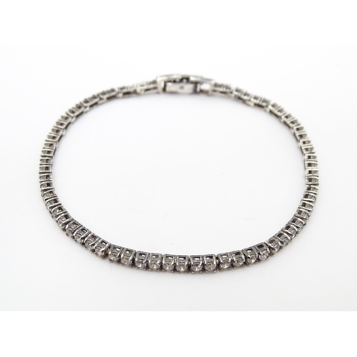 667 - A silver tennis bracelet set with cubic zirconia. Approx. 7