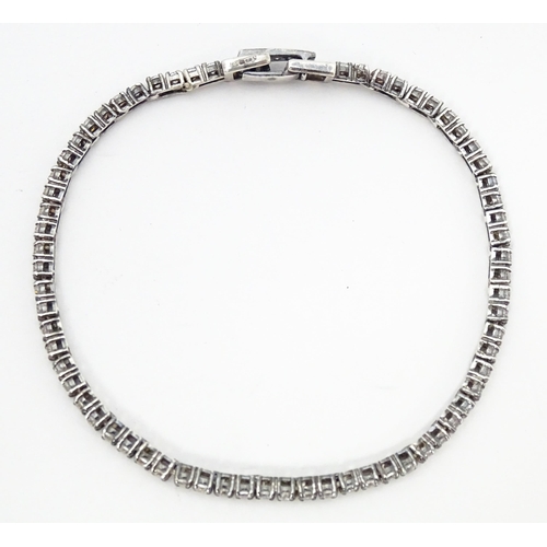 667 - A silver tennis bracelet set with cubic zirconia. Approx. 7