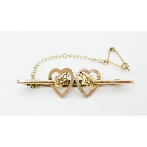 670 - A 9ct gold Mizpah style bar brooch with heart detail. Approx. 2