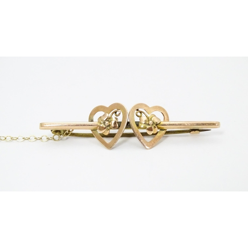 670 - A 9ct gold Mizpah style bar brooch with heart detail. Approx. 2