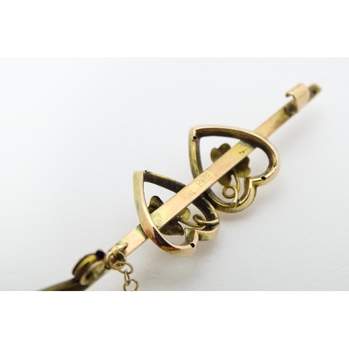 670 - A 9ct gold Mizpah style bar brooch with heart detail. Approx. 2