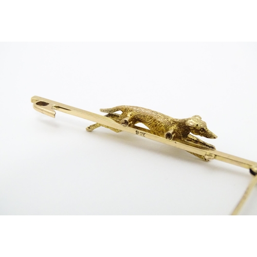 671 - A 9ct gold bar brooch with greyhound / dog detail. Approx. 2 1/4