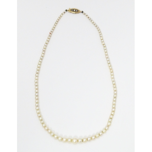 672 - A graduated pearl necklace with 9ct gold clasp. Approx. 18