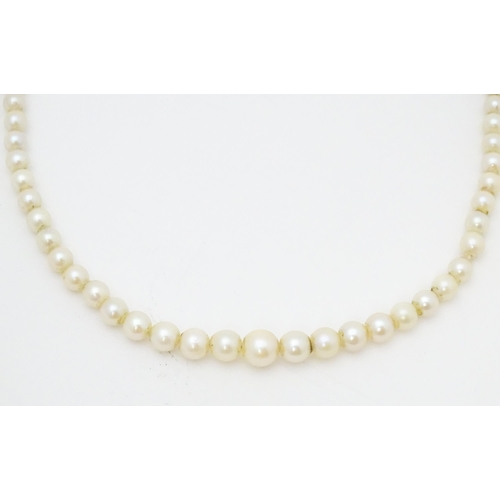 672 - A graduated pearl necklace with 9ct gold clasp. Approx. 18