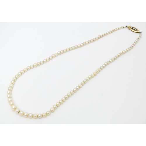 672 - A graduated pearl necklace with 9ct gold clasp. Approx. 18