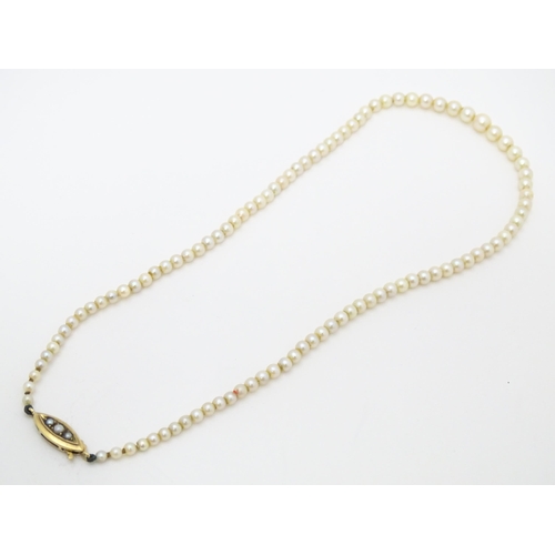 672 - A graduated pearl necklace with 9ct gold clasp. Approx. 18