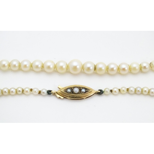 672 - A graduated pearl necklace with 9ct gold clasp. Approx. 18