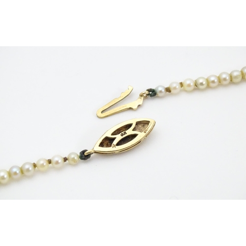 672 - A graduated pearl necklace with 9ct gold clasp. Approx. 18