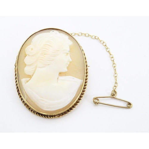 674 - A 9ct gold cameo brooch. Approx. 1 1/2