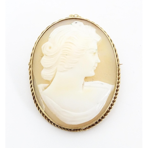 674 - A 9ct gold cameo brooch. Approx. 1 1/2