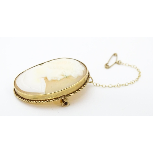 674 - A 9ct gold cameo brooch. Approx. 1 1/2