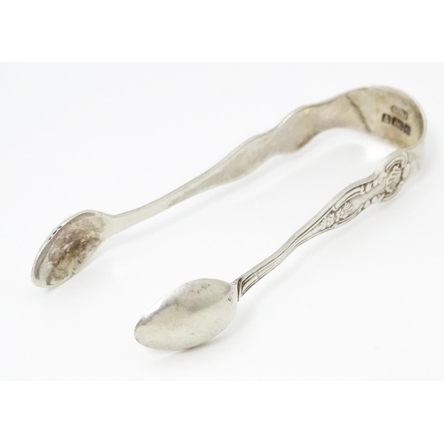 442 - Silver sugar tongs, hallmarked Birmingham 1904, maker William Devenport. Approx. 3 1/4