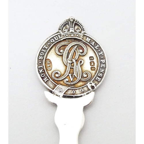 451 - A silver souvenir teaspoon commemorating the 1911 coronation, hallmarked Birmingham 1910, maker Marp... 