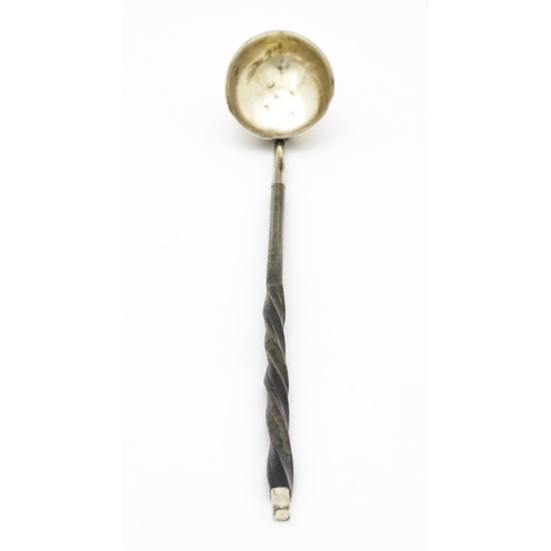 495 - A 19thC silver toddy ladle with twist handle, hallmarked London 1826. Approx. 9 1/2