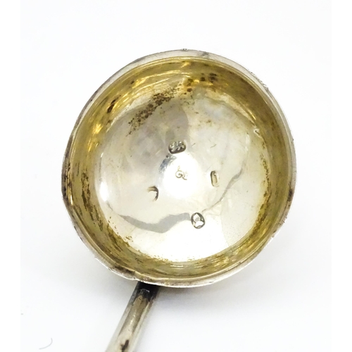 495 - A 19thC silver toddy ladle with twist handle, hallmarked London 1826. Approx. 9 1/2