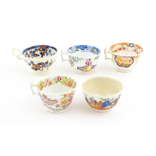 156 - A quantity of assorted cups and saucers, etc. with chinoiserie decoration. Plate approx. 8