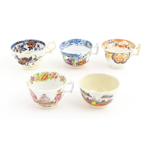 156 - A quantity of assorted cups and saucers, etc. with chinoiserie decoration. Plate approx. 8